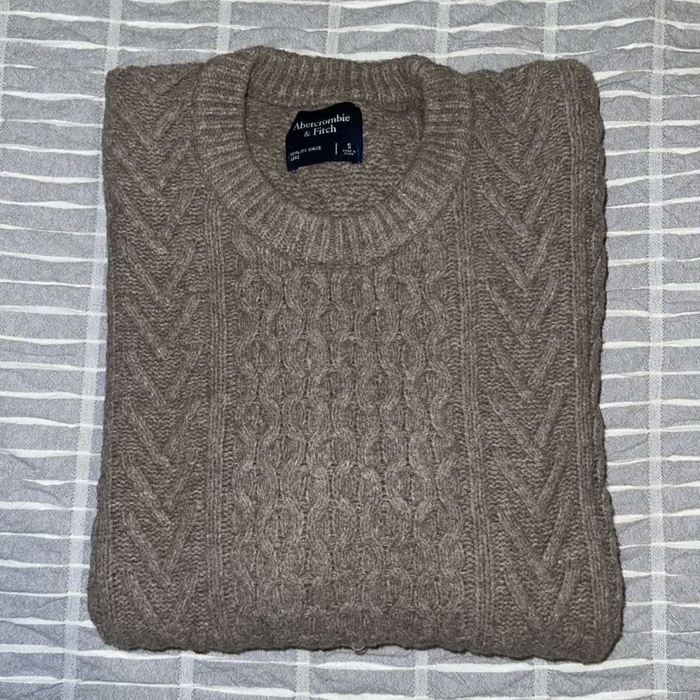 Like New Mens Abercrombie & Fitch Cable Knit Sweater size Small